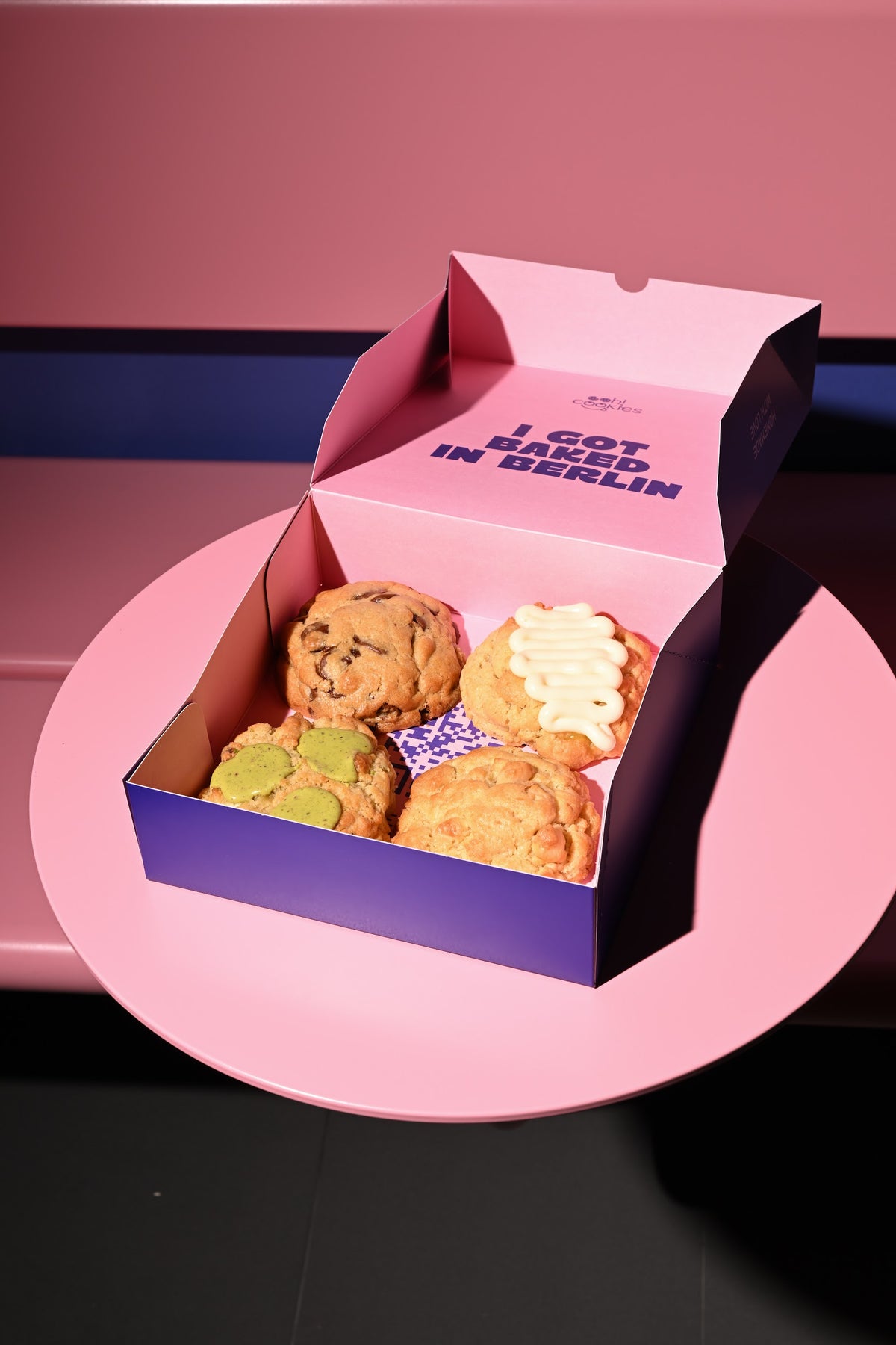 Aufgebrochene OOH! Schokoladen-Cookies mit cremiger Füllung